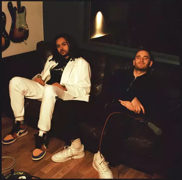 「Tom Mischと天才ドラマーYussef Dayesのコラボアルバム『What Kinda Music』からタイトルトラックのMVが解禁！2人のコメントも到着」の画像