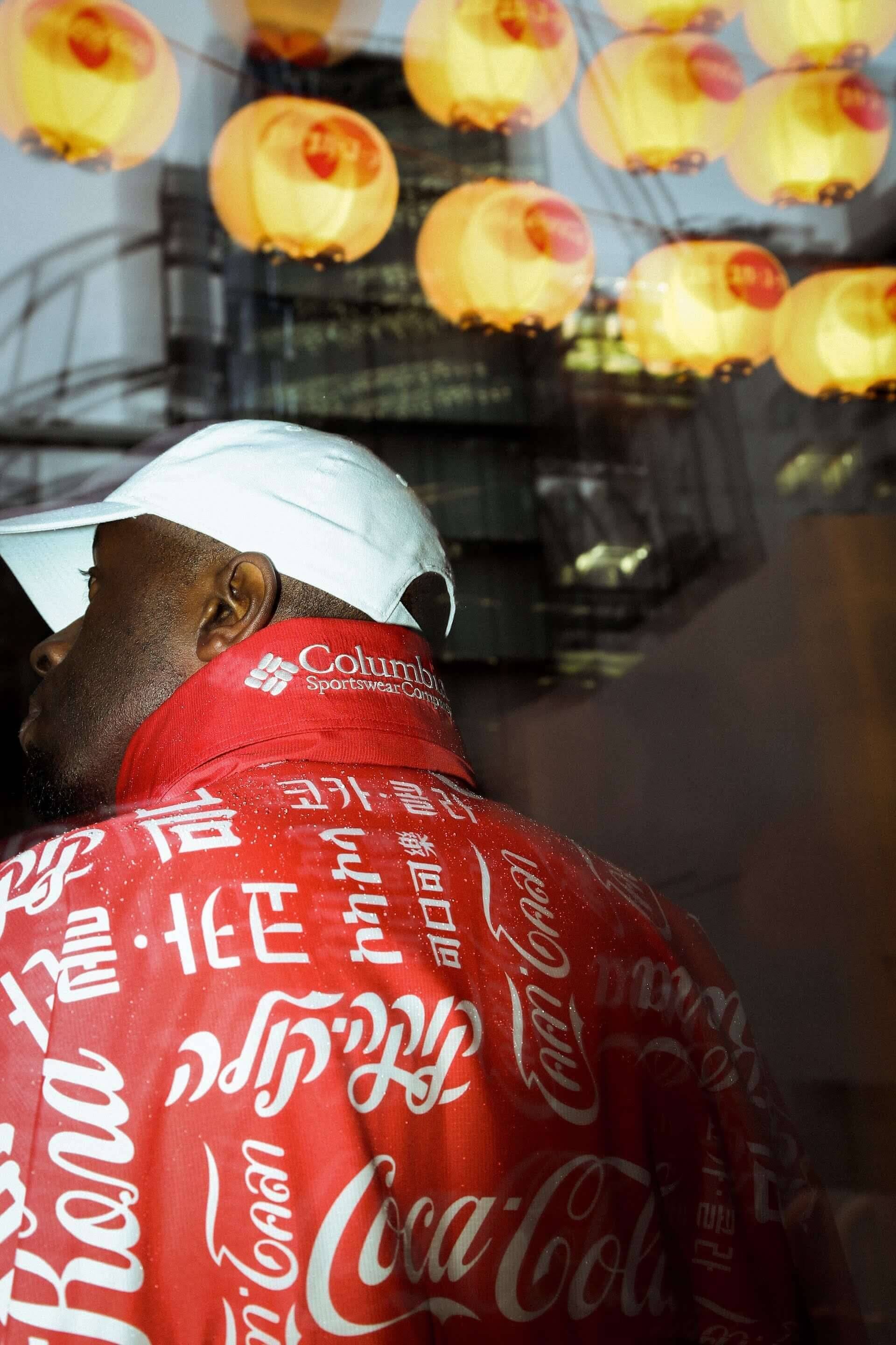 ATMOS LAB×Coca-Cola×Columbiaのトリプルコラボが実現！国際的総柄