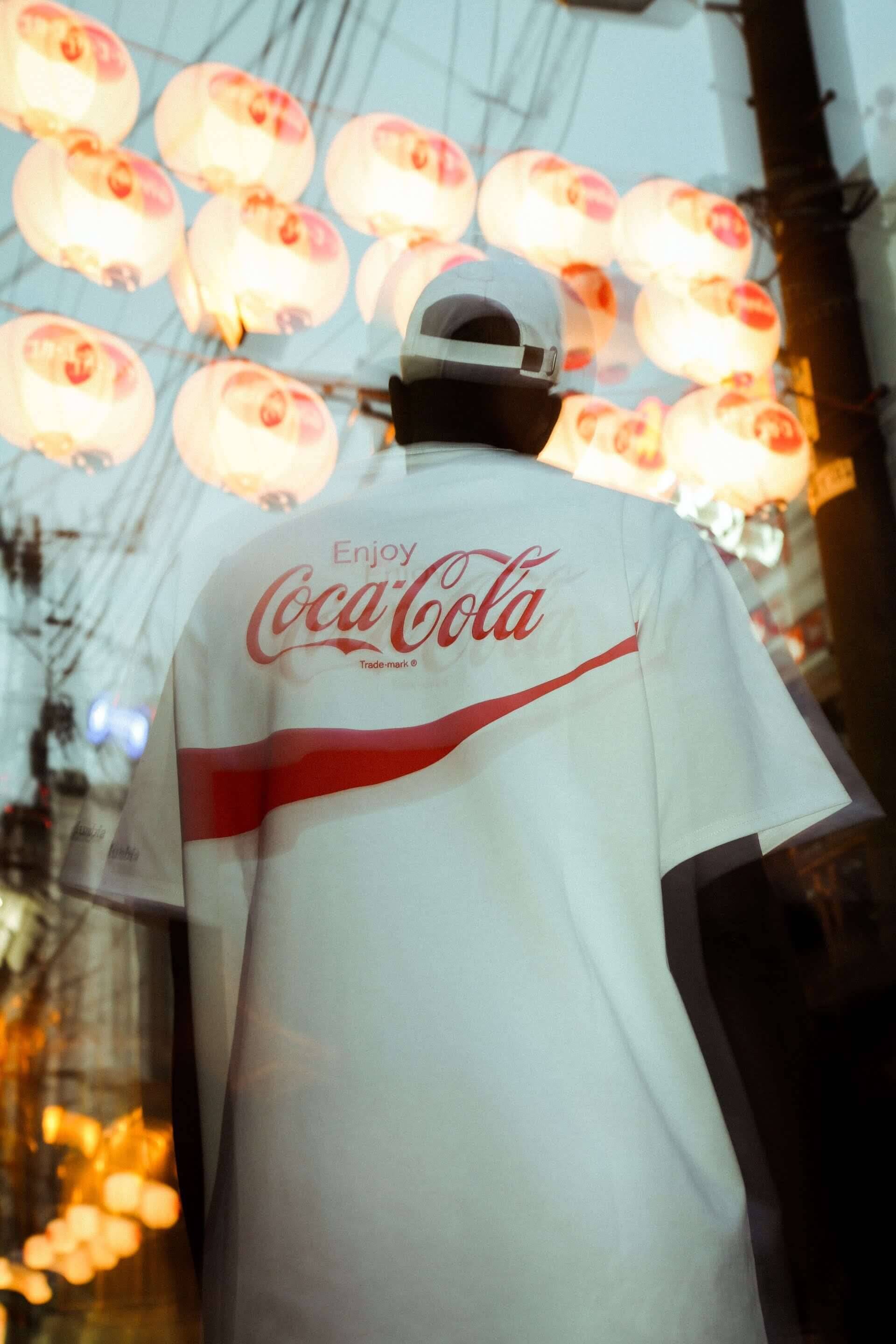 ATMOS LAB×Coca-Cola×Columbiaのトリプルコラボが実現！国際的総柄