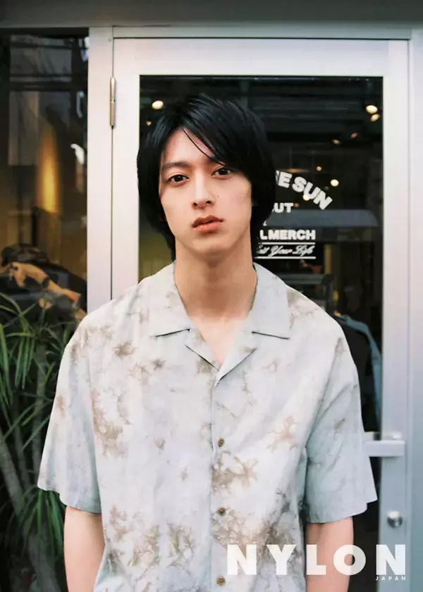 「池⽥エライザが『NYLON JAPAN』最新号で大胆不敵なオレンジのおかっぱを披露！『NYLON guys』では佐藤健と渡邊圭祐のミニフォトカードも」の画像