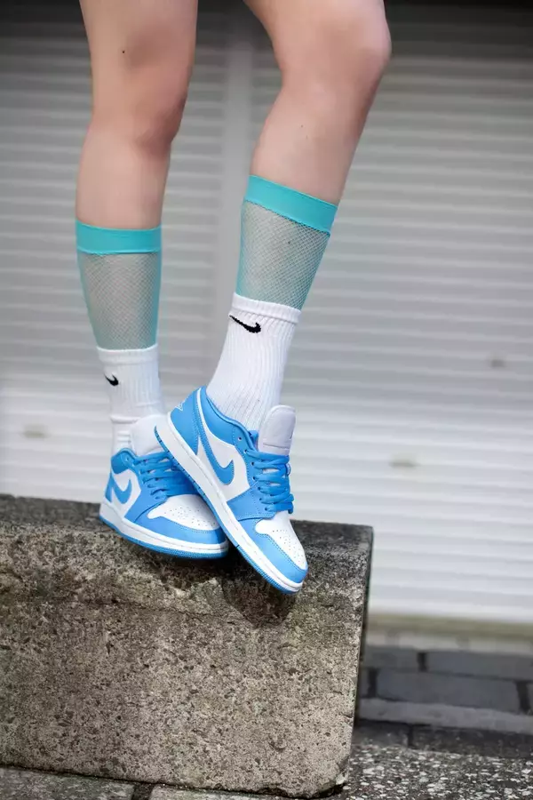 「NIKE『Air Jordan 1』のウィメンズモデルがatmos pinkより登場！マイケル・ジョーダンの母校のカレッジカラー・スニーカー」の画像