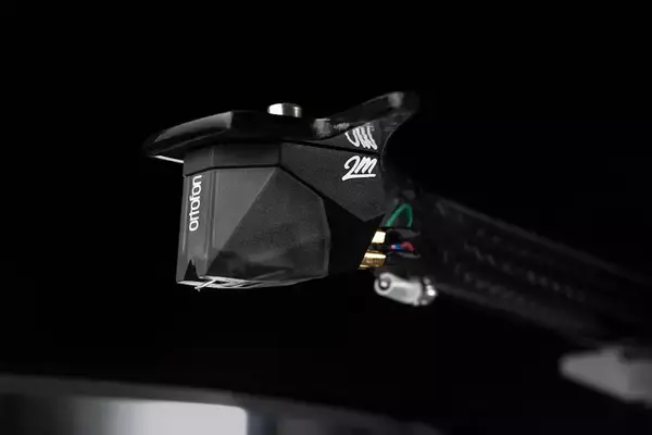 「Pro-Jectからフルハンドメイドのアナログターンテーブル『X2』が登場！ミニマルデザインの3色展開」の画像