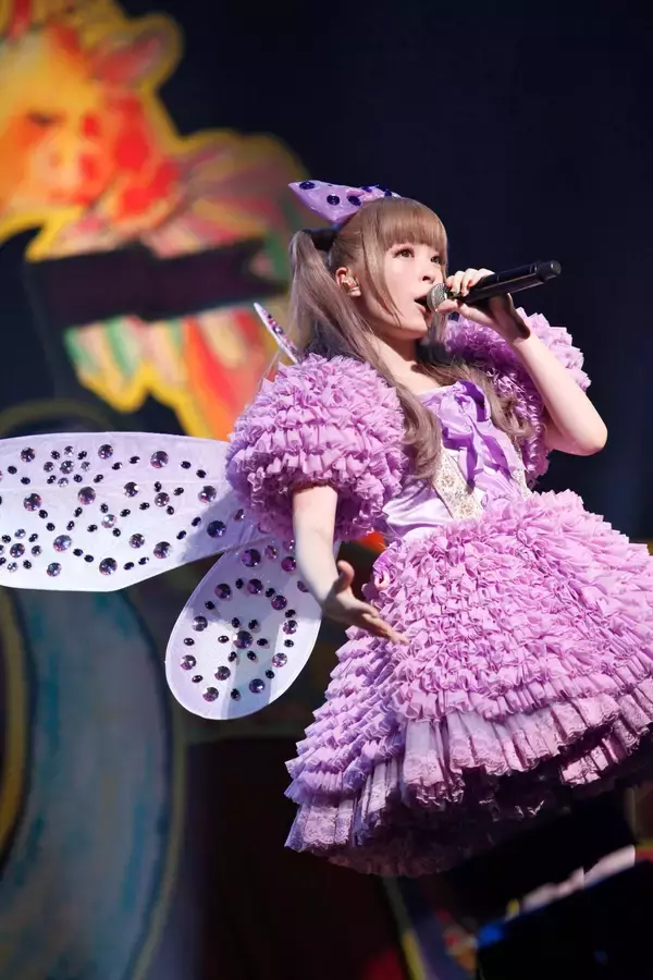 「きゃりーぱみゅぱみゅのライブ映像から厳選動画100本が無料公開決定！武道館でのパフォーマンス10曲分が本日公開」の画像