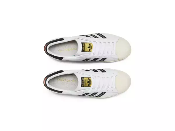 「adidas OriginalsとNIGOがコラボ！ハートロゴがあしらわれた『SUPERSTAR』が発売」の画像