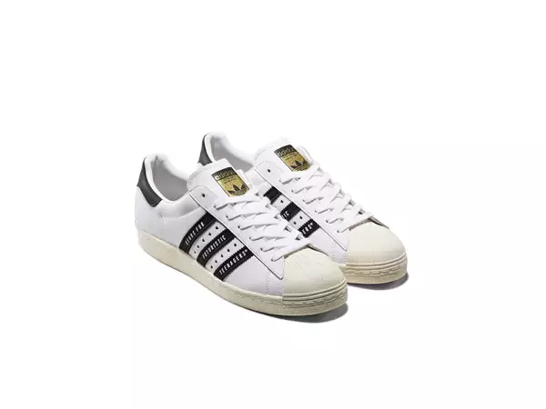 「adidas OriginalsとNIGOがコラボ！ハートロゴがあしらわれた『SUPERSTAR』が発売」の画像
