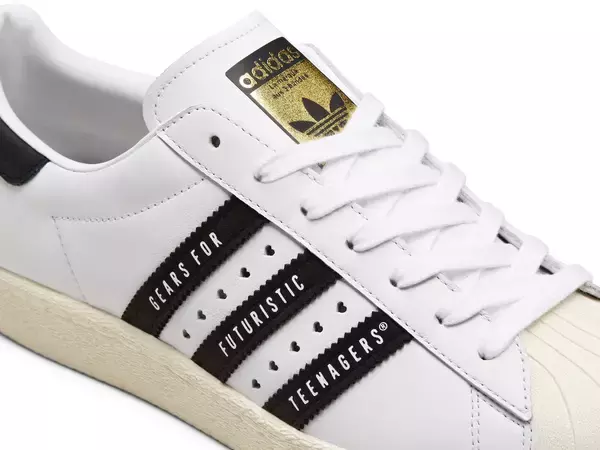 「adidas OriginalsとNIGOがコラボ！ハートロゴがあしらわれた『SUPERSTAR』が発売」の画像