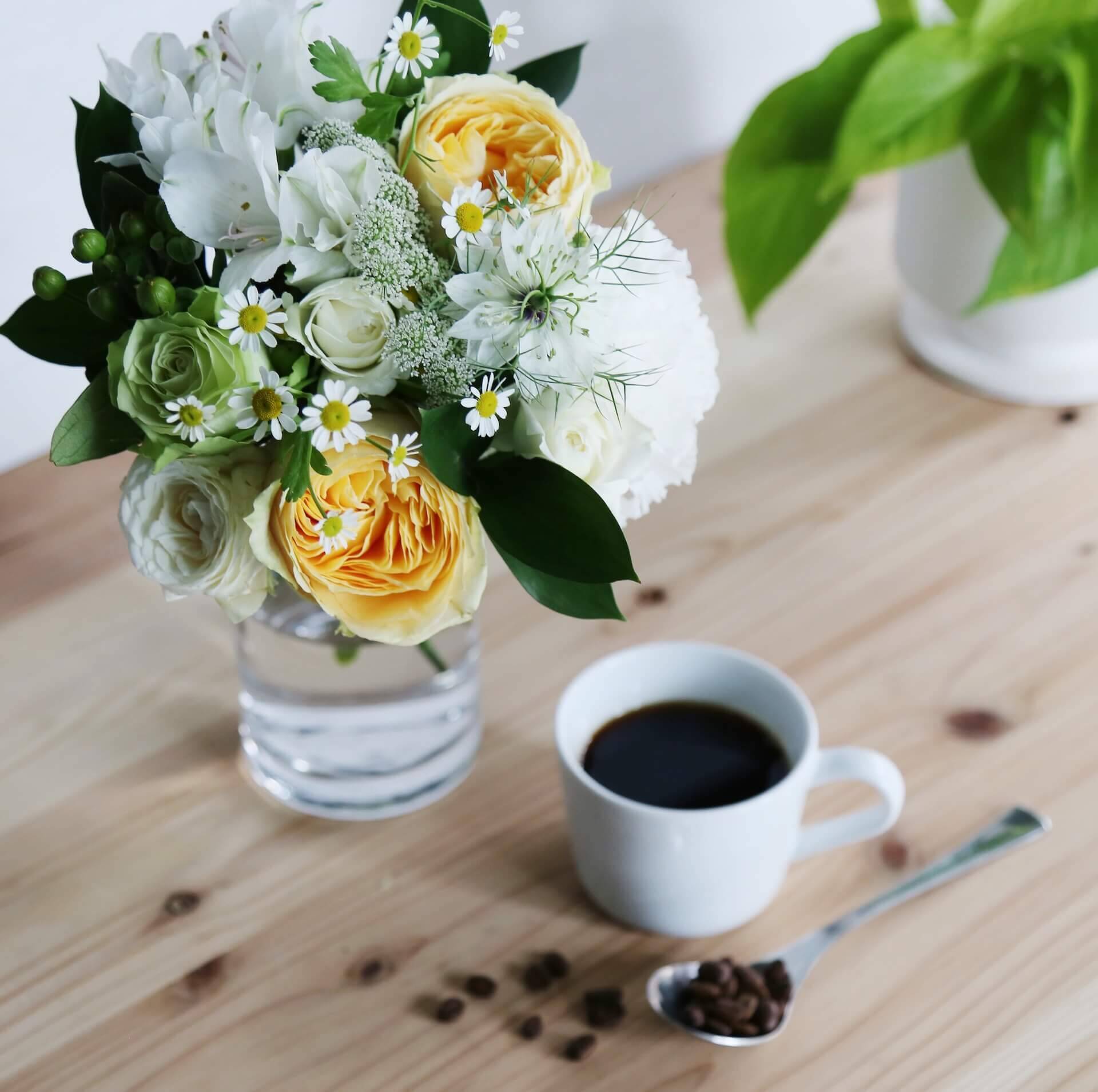 季節の花とコーヒーの母の日ギフトが登場 フラワーアレンジメント ブーケと スプリングブレンド コーヒーがセットに 年4月28日 エキサイトニュース
