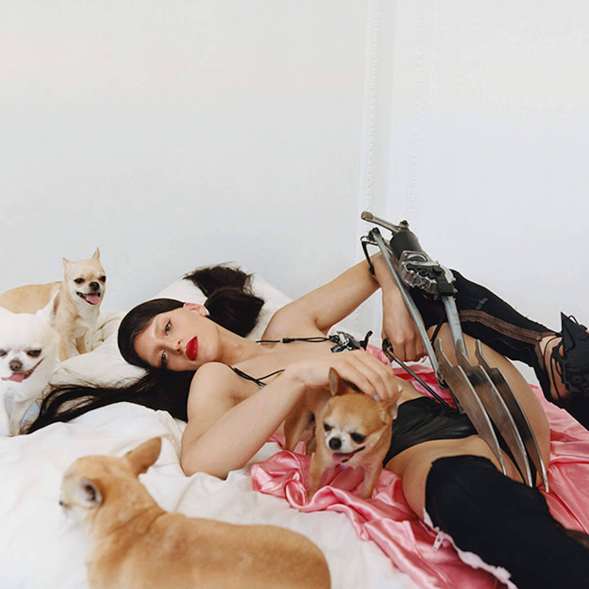 ARCAがBjörk、Rosalia、SOPHIEら参加のニューアルバム『KiCk i』リリースを発表｜最新シングル“Time”のMVが公開