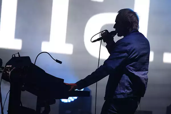 「Underworldの伝説のステージ＜SUMMER SONIC 2016＞の記録映像が明日配信！当時のライブレポートが公開＆公式Tシャツが復刻決定」の画像