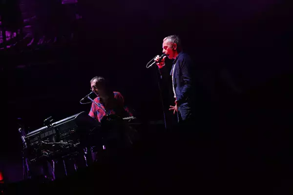 「Underworldの伝説のステージ＜SUMMER SONIC 2016＞の記録映像が明日配信！当時のライブレポートが公開＆公式Tシャツが復刻決定」の画像