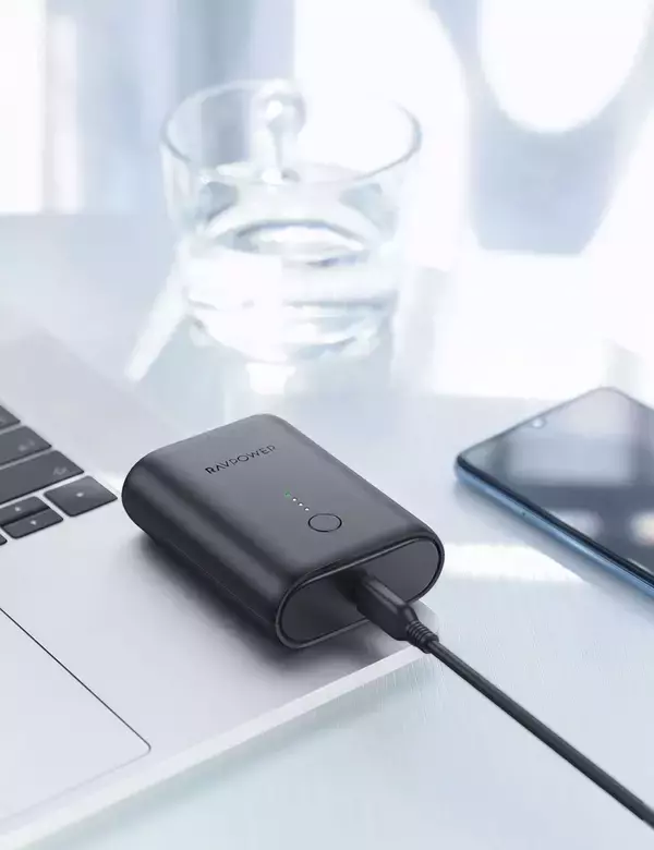 「10000mAhの大容量モバイルバッテリーがRAVPowerから発売中！名刺入れやカードよりも小さいサイズ」の画像