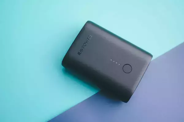 「10000mAhの大容量モバイルバッテリーがRAVPowerから発売中！名刺入れやカードよりも小さいサイズ」の画像