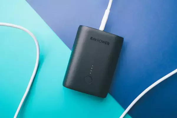 「10000mAhの大容量モバイルバッテリーがRAVPowerから発売中！名刺入れやカードよりも小さいサイズ」の画像