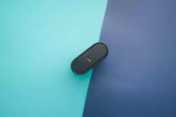 「10000mAhの大容量モバイルバッテリーがRAVPowerから発売中！名刺入れやカードよりも小さいサイズ」の画像