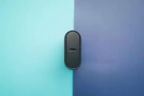 「10000mAhの大容量モバイルバッテリーがRAVPowerから発売中！名刺入れやカードよりも小さいサイズ」の画像