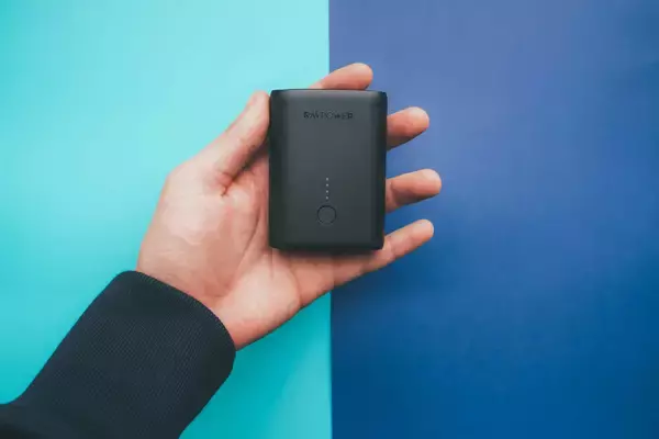 「10000mAhの大容量モバイルバッテリーがRAVPowerから発売中！名刺入れやカードよりも小さいサイズ」の画像