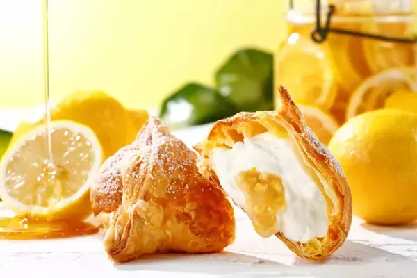 「溢れ出るレモンソースを堪能しよう！話題の東京ミルクチーズ工場「Cow Cow Kitchen」に新作『ミルクパイはちみつレモン』が登場」の画像