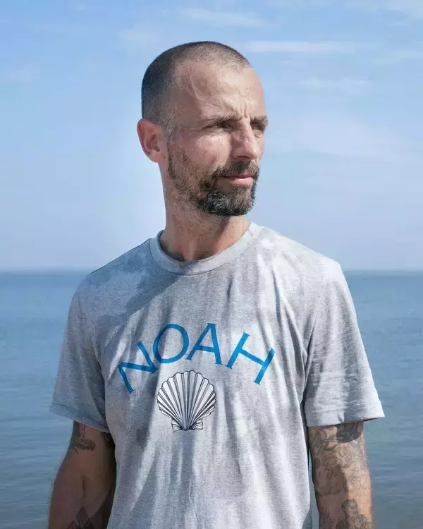 「adidas OriginalsとNoahが海への敬意を込めたコラボアイテムを発表！サステナブルなシューズ、Tシャツ、ランニングジャケットなど登場」の画像