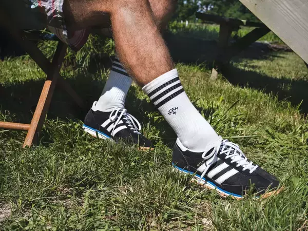 「adidas OriginalsとNoahが海への敬意を込めたコラボアイテムを発表！サステナブルなシューズ、Tシャツ、ランニングジャケットなど登場」の画像