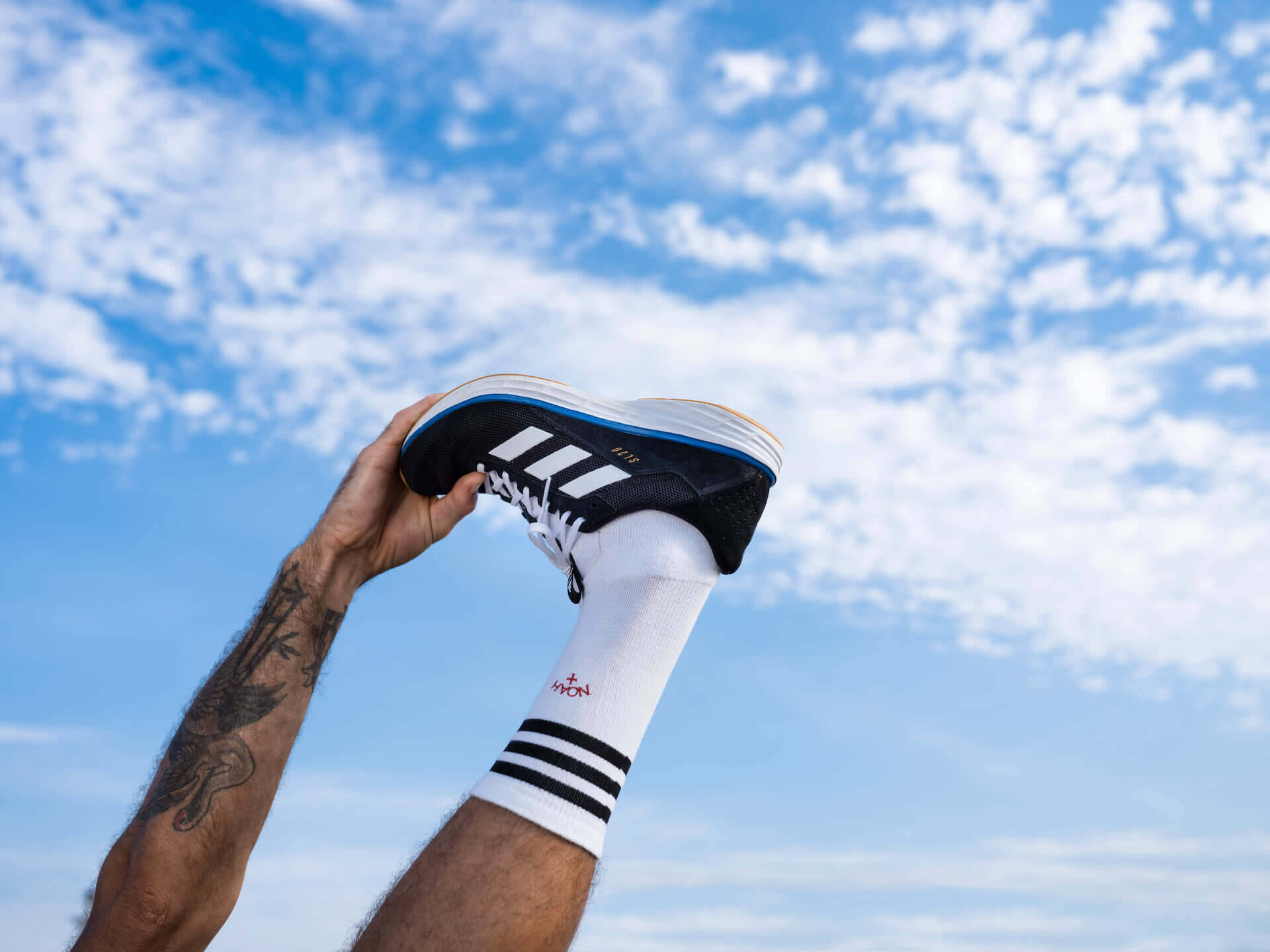 adidas OriginalsとNoahが海への敬意を込めたコラボアイテムを発表！サステナブルなシューズ、Tシャツ、ランニングジャケットなど登場