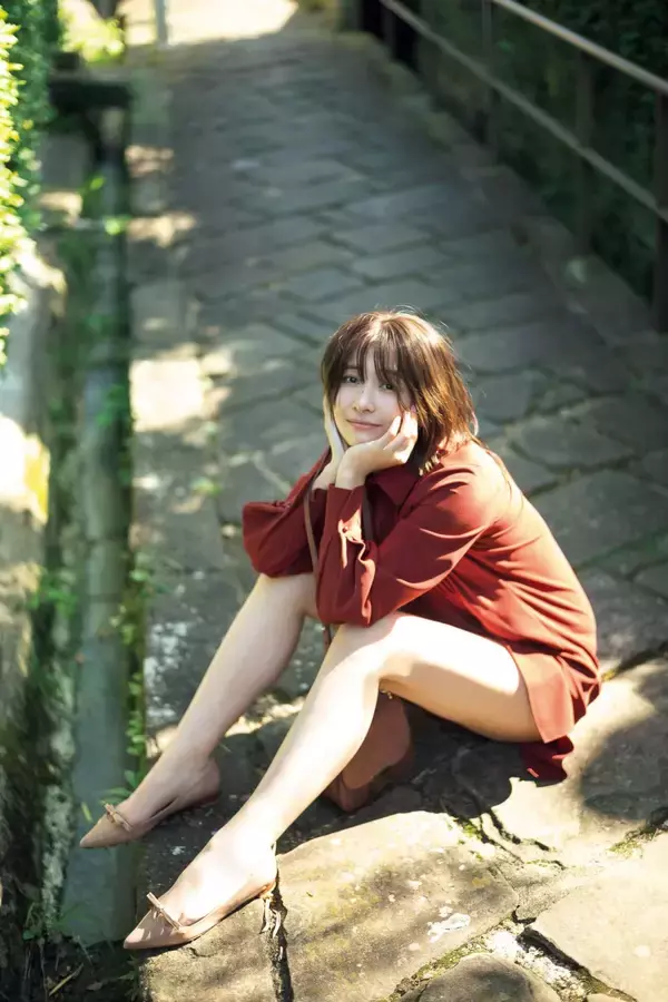 「ギリギリ限界の肌露出で魅せる山崎真実の写真集『ひととき』の発売記念イベントが開催決定！」の画像