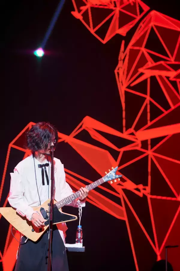 「東京事変特設サイト「ニュースフラッシュ」にて、配信＆映画館上映ライブのレポートが公開！椎名林檎の「衣裳ト書き」も解禁」の画像