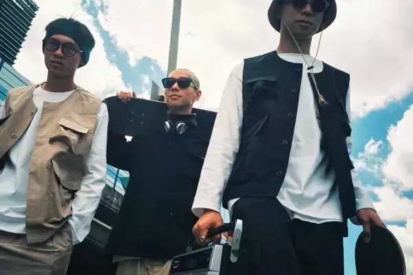 「gravisとplain-meのコラボコレクション「Back to the 90S」が発売決定！ローファー『CUDJICK』やミリタリーシャツ、ベストなど多数展開」の画像