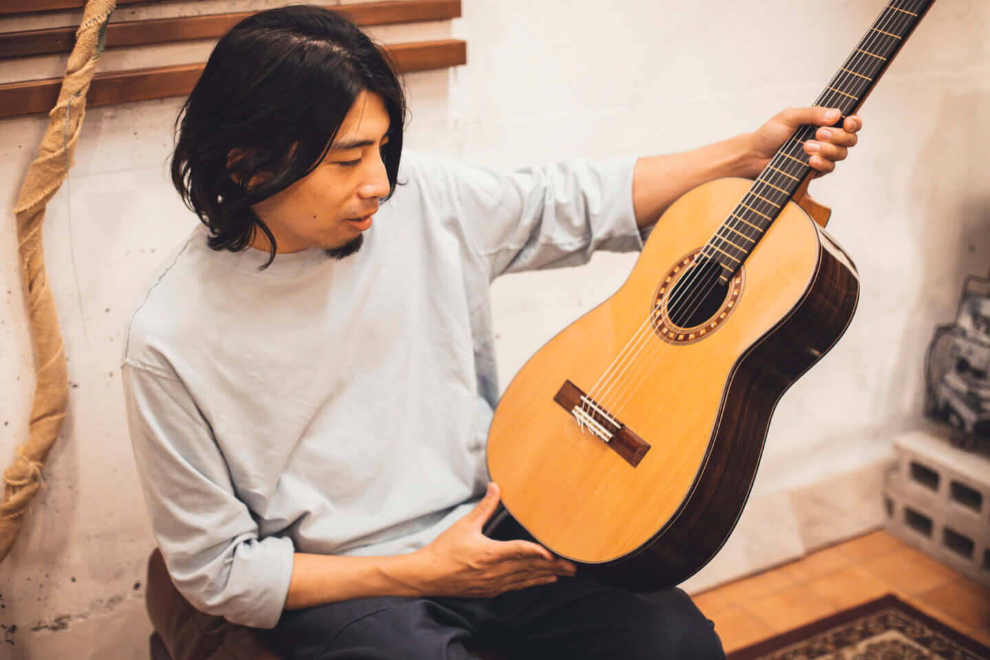 ギターの 鳴り は材質で決まる ギタリスト 関口シンゴ Ovall が魅了された吉野スギのギター 2020年10月9日 エキサイトニュース