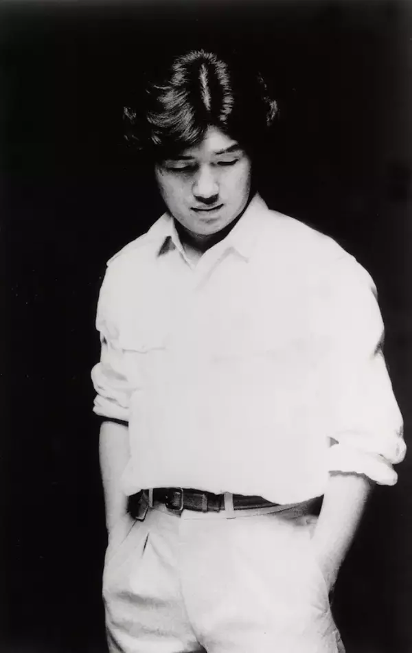 「大滝詠一の歴史的名盤『A LONG VACATION』が全音楽記録媒体で発売決定！復刻版イラストブックなど収録の「40周年記念VOX」も登場」の画像