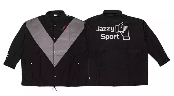 「hummelとJazzy Sportのコラボアイテム第2弾が発売決定！バックロゴをあしらったナイロンジャケットやスウェットなどが登場」の画像