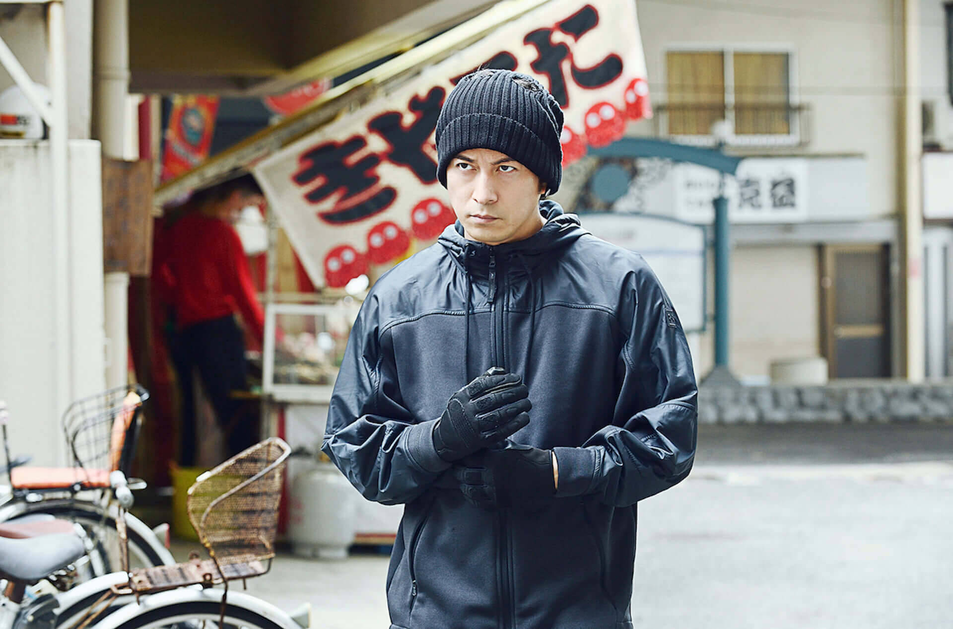 岡田准一演じる伝説の殺し屋・ファブルがスクリーンに帰って来る！映画『ザ・ファブル 第二章』の場面写真が解禁