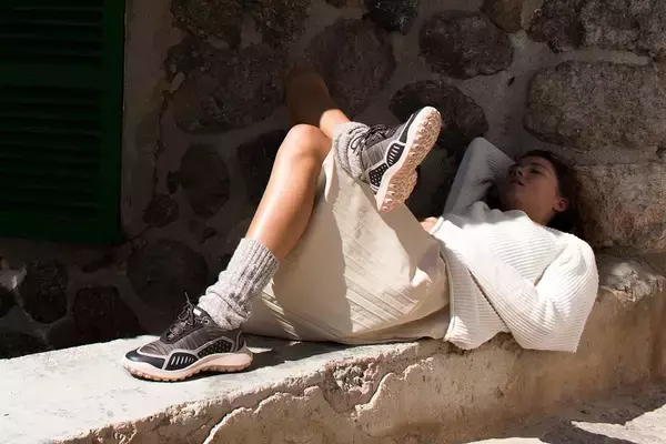 「CAMPERからGORE-TEX SURROUND搭載のハイブリッドスニーカー「サーキュラー」秋冬モデルが登場！防水・透湿性に優れたモデル」の画像