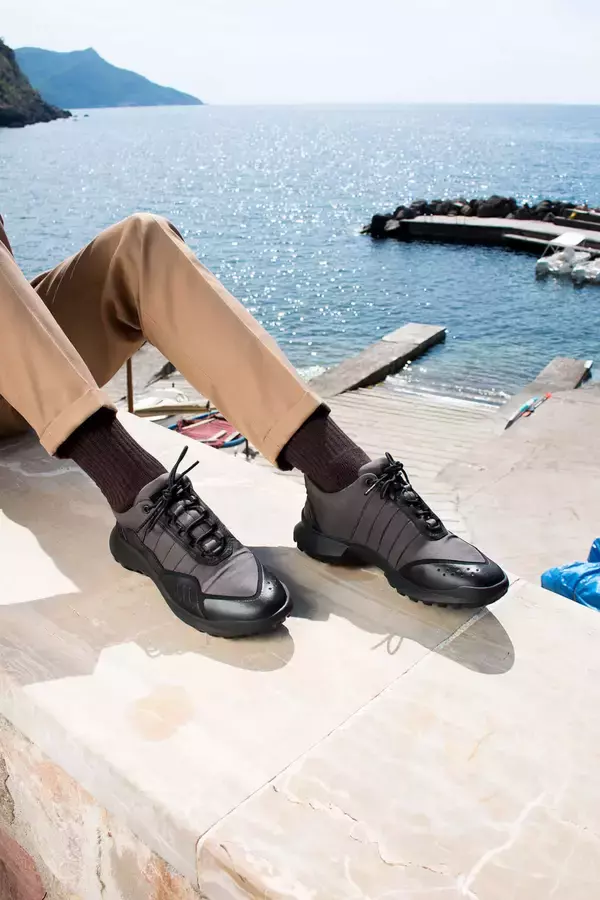 「CAMPERからGORE-TEX SURROUND搭載のハイブリッドスニーカー「サーキュラー」秋冬モデルが登場！防水・透湿性に優れたモデル」の画像