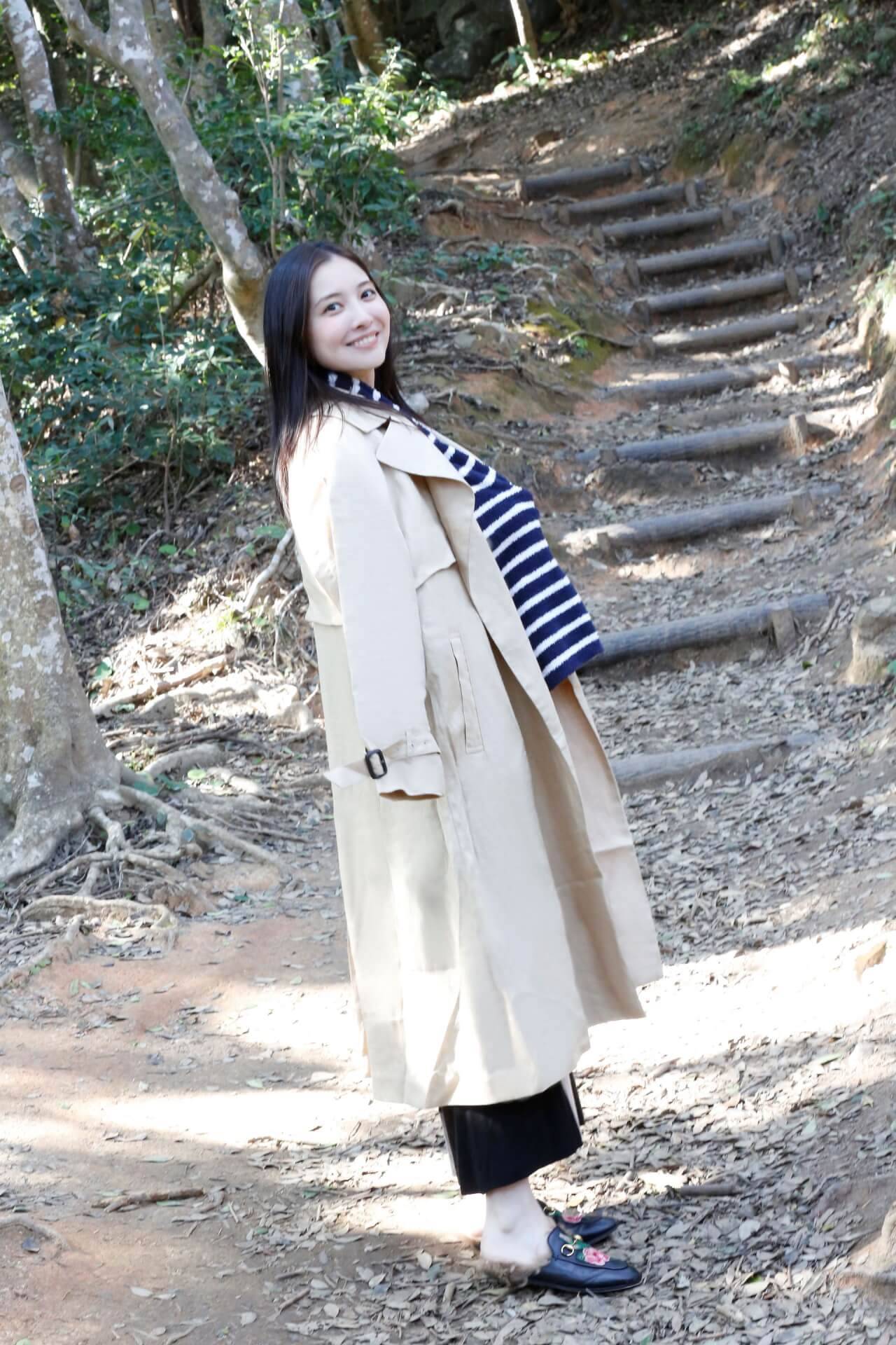 今週号『FLASH』にはアダルトなセクシーさで魅了する大石絵理の女子旅グラビアがたっぷり収録！表紙には新川優愛が登場