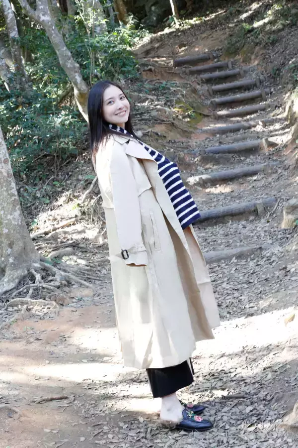 「今週号『FLASH』にはアダルトなセクシーさで魅了する大石絵理の女子旅グラビアがたっぷり収録！表紙には新川優愛が登場」の画像