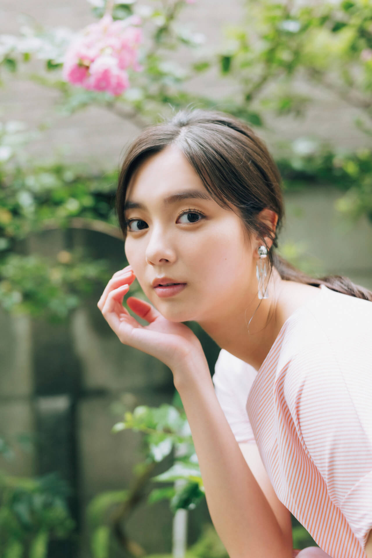 今週号『FLASH』にはアダルトなセクシーさで魅了する大石絵理の女子旅グラビアがたっぷり収録！表紙には新川優愛が登場