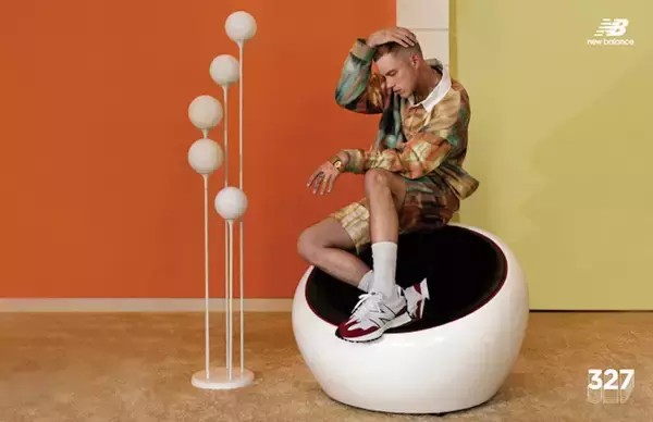 「ニューバランスの人気モデル「327」に新色『327 primary pack』が登場！キャンペーンビジュアルにはハリー・ハドソンを起用」の画像