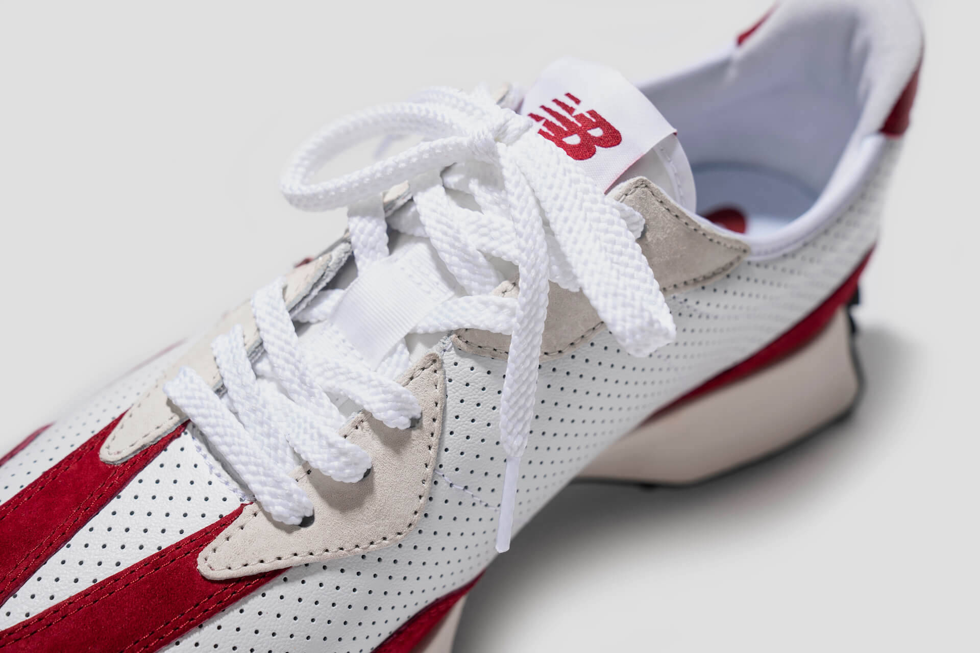 ニューバランスの人気モデル「327」に新色『327 primary pack』が登場！キャンペーンビジュアルにはハリー・ハドソンを起用