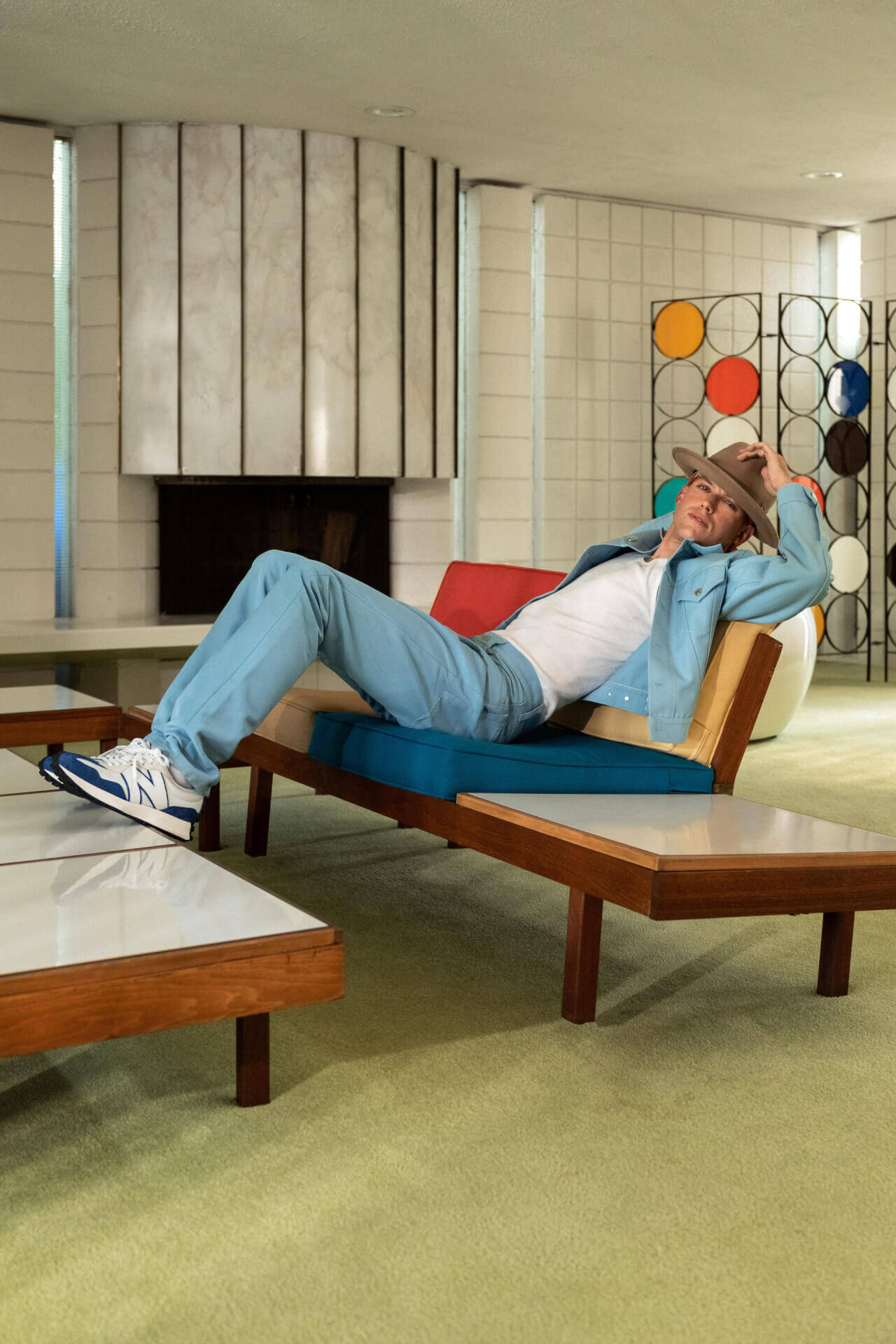 ニューバランスの人気モデル「327」に新色『327 primary pack』が登場！キャンペーンビジュアルにはハリー・ハドソンを起用