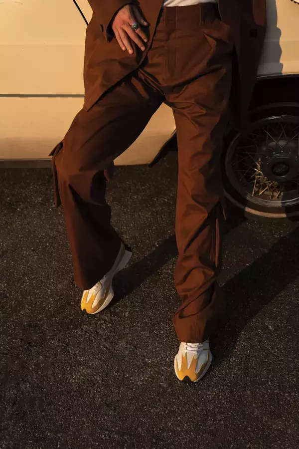 「ニューバランスの人気モデル「327」に新色『327 primary pack』が登場！キャンペーンビジュアルにはハリー・ハドソンを起用」の画像