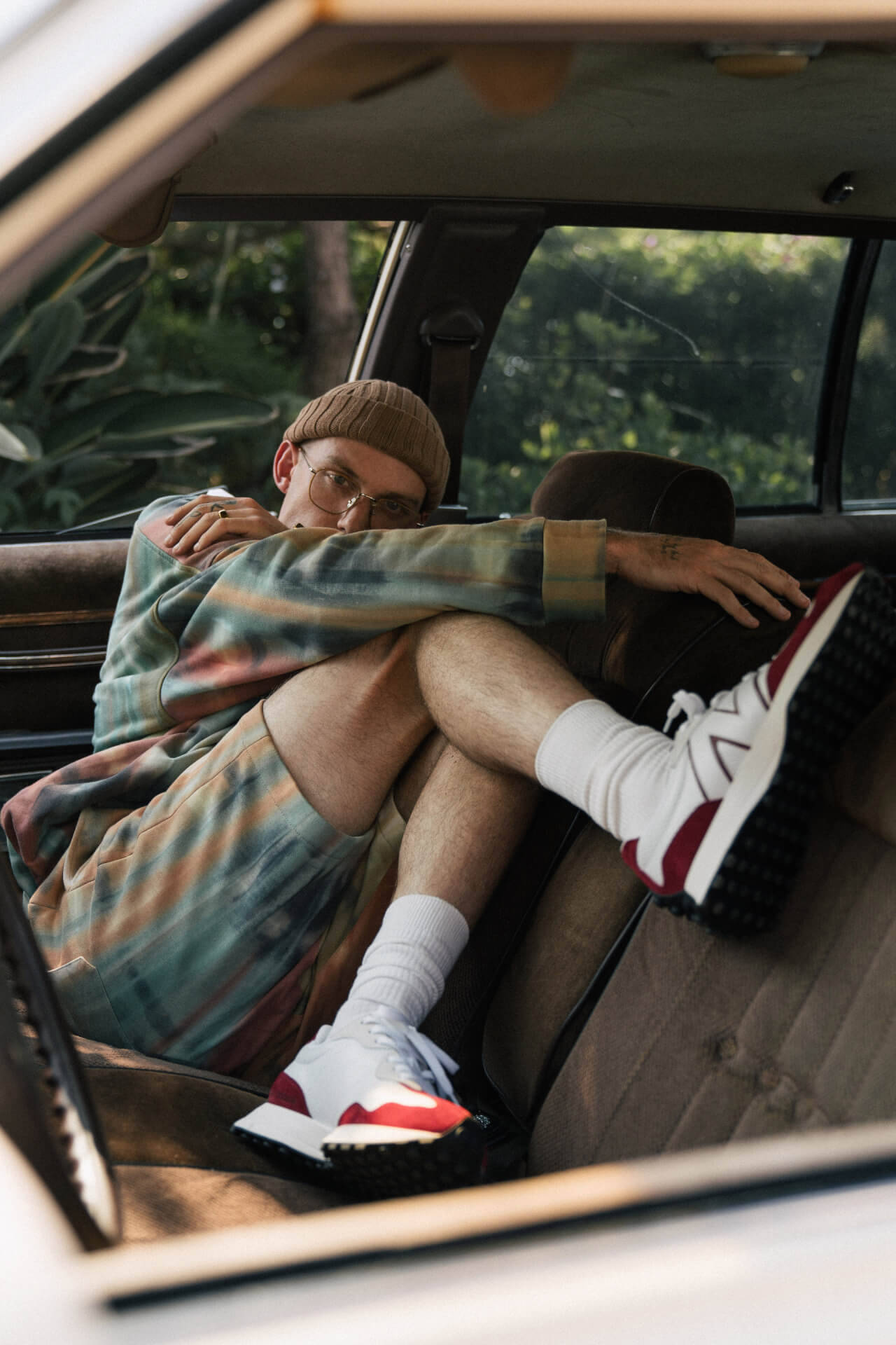 ニューバランスの人気モデル「327」に新色『327 primary pack』が登場！キャンペーンビジュアルにはハリー・ハドソンを起用