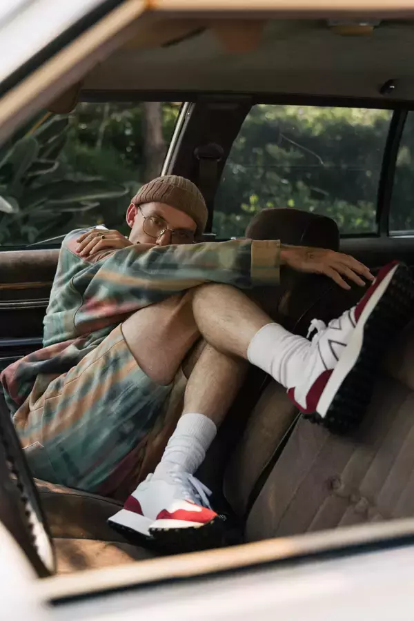 「ニューバランスの人気モデル「327」に新色『327 primary pack』が登場！キャンペーンビジュアルにはハリー・ハドソンを起用」の画像