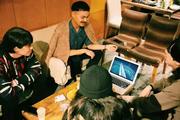 「座談会：Helsinki Lambda Club × 巽 啓伍（never young beach）｜初MV監督作品“IKEA”の裏話から音楽家としての正義まで、仲間だからこそのあれやこれ」の画像