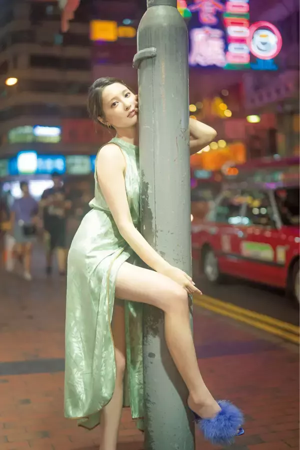 「妖艶な魅力を放つ大石絵理がセミヌードにも挑戦した1st写真集『honey』の電子版が配信開始！」の画像