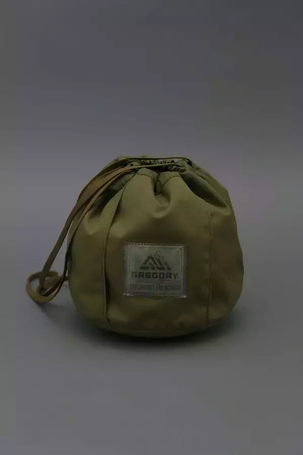 「GREGORYとNEXUSVII.による特別コレクション「MILITARY PACK」に新作が登場！巾着型バッグ、ウエストバッグが数量限定で発売決定」の画像