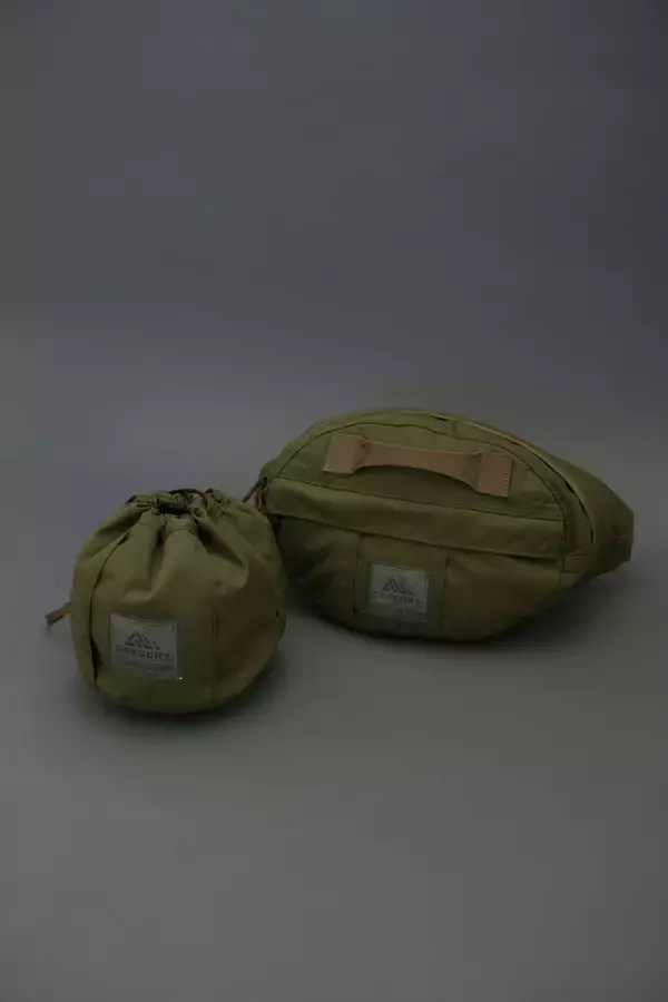 「GREGORYとNEXUSVII.による特別コレクション「MILITARY PACK」に新作が登場！巾着型バッグ、ウエストバッグが数量限定で発売決定」の画像