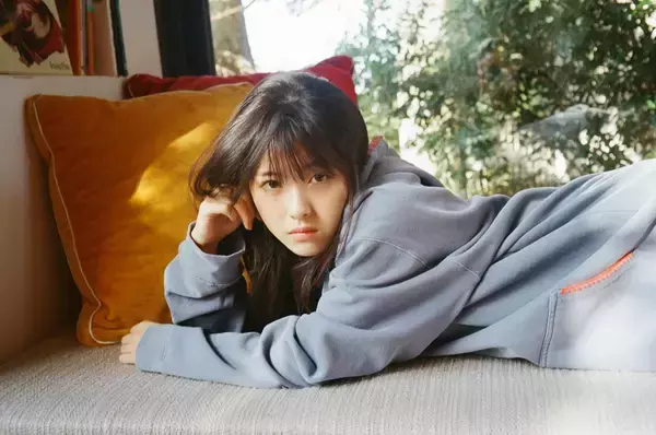 「20歳を迎えたばかりの浜辺美波が大人の艶を見せつけるカレンダーを発売決定！特典付き限定アイテムも」の画像