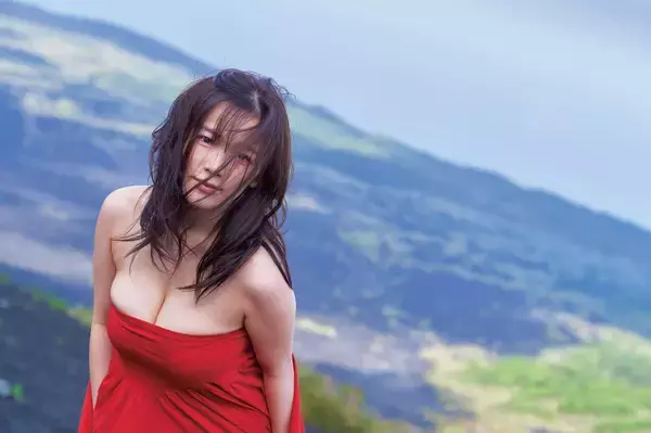 「たわわなグラマラスボディで翻弄する天木じゅんの最新写真集『あまのじゃく』の追加カット＆インタビューが公開！」の画像