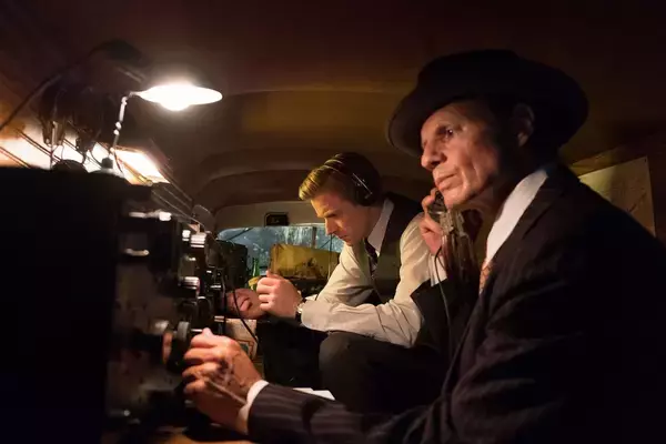 「晩年のアル・カポネを演じるトム・ハーディの魅力に迫る！『カポネ』の新場面写真＆特別エピソードが到着」の画像