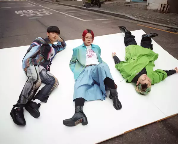 「SE SO NEON、「自由」をテーマにした躍進の新曲『JAYU』をリリース。MVには俳優のユ・アインが出演」の画像